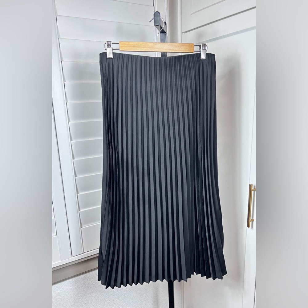 J Crew M Black Pleated long maxi skirt with hidden elastic waist band